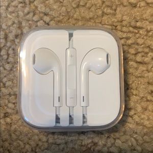 2 NEW SETS of Regular Apple Earpods